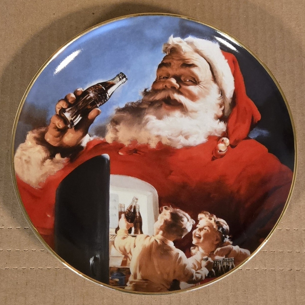 Franklin Mint Coca-Cola Stocking up For Santa Plate
